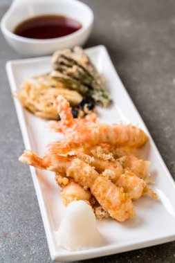 karides tempura (hırpalanmış kızarmış karides) sebze - Japon gıda tarzı