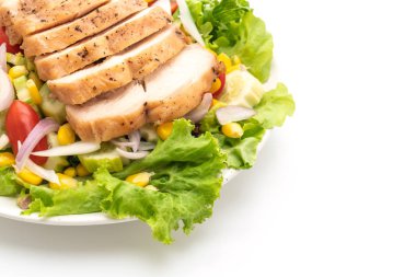 Tavuk göğsü beyaz arka plan üzerinde izole ile sağlıklı salata kasesi