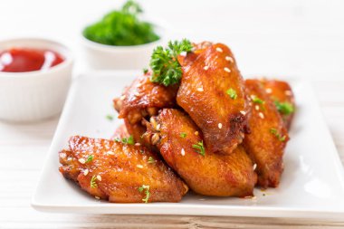 Beyaz susamlı ızgara tavuk kanadı.