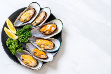 deniz ürünleri midye maydanoz ve limon ile