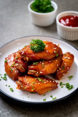 Beyaz susamlı ızgara tavuk kanadı.