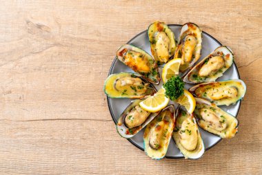 Peynirli taze midye.