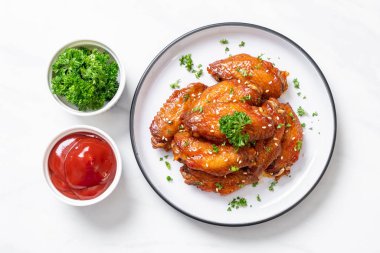 Beyaz susamlı ızgara tavuk kanadı.