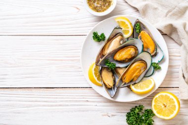 deniz ürünleri midye maydanoz ve limon ile