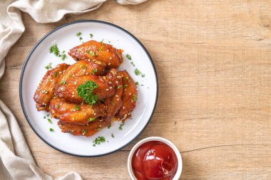 Beyaz susamlı ızgara tavuk kanadı.