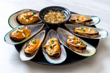 deniz ürünleri midye limon ve sarımsak ile