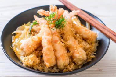 kızarmış karides tempura üzerinde beyaz surat - Japon yemekleri stil tepesinde
