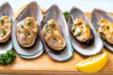 deniz ürünleri midye limon ve sarımsak ile