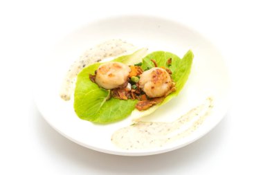 Beyaz arka plan üzerinde izole sebzeli ızgara tarak shell