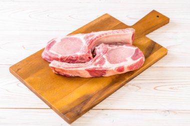 taze domuz pirzolası ham madde ile