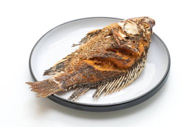 derin kızarmış balık beyaz arka plan üzerinde izole spicy seafood sos ile