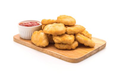 Beyaz arka plan üzerinde izole soslu tavuk nuggets