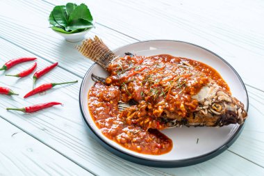 Derin kızarmış balık biber sosu ile