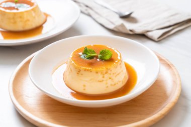 Naneli ev yapımı karamel kremalı puding.