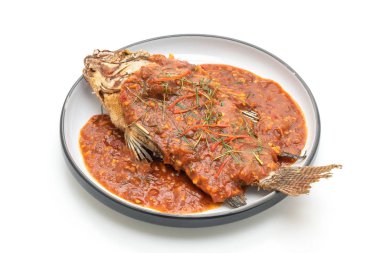 Beyaz arka plan üzerinde izole chili soslu kızarmış balık