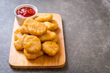Soslu tavuk nugget, sağlıksız yemek.