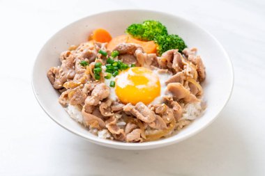 Donburi, domuz eti Pilav kasesi onsen yumurta ve sebze - Japon gıda tarzı