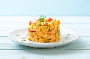meyve salatası (elma, Mısır, papaya, ananas) - yengeç sopa ile karışık sağlıklı gıda tarzı