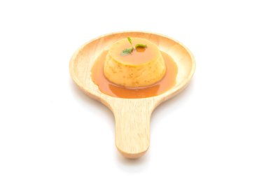 Ev yapımı karamel kremalı puding beyaz arka plan üzerinde izole