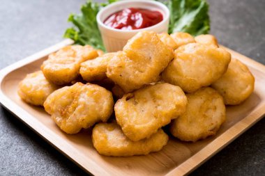 Soslu tavuk nugget, sağlıksız yemek.