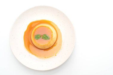 Ev yapımı karamel kremalı puding beyaz arka plan üzerinde izole