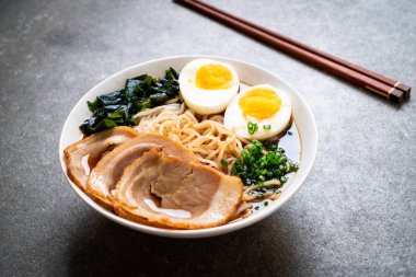 Japon usulü domuz eti ve yumurtalı Shoyu eriştesi.