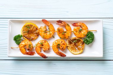 Limon - deniz ürünleri tarzı ile ızgara kaplan karides şiş