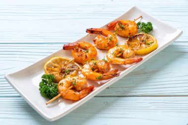 Limon - deniz ürünleri tarzı ile ızgara kaplan karides şiş