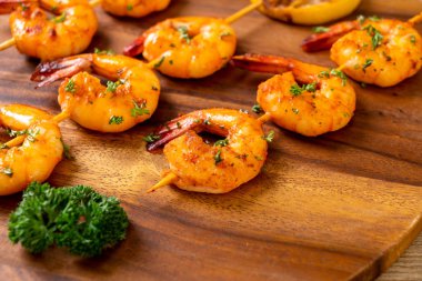 Limon - deniz ürünleri tarzı ile ızgara kaplan karides şiş