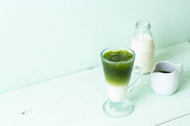 Buzlu kibrit yeşil sütlü latte.