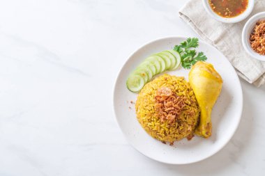 Tavuk - Müslüman gıda tarzı ile Müslüman sarı pirinç