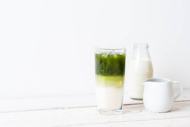Buzlu kibrit yeşil sütlü latte.