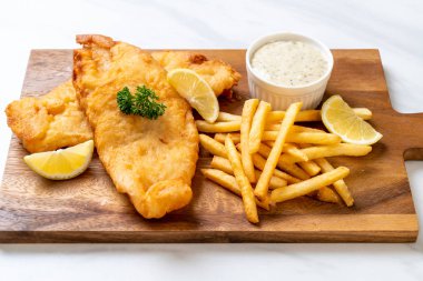 Balık ve patates kızartması. Sağlıksız yiyecekler.