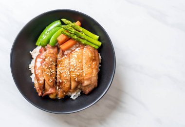 Teriyaki tavuk pilav kasesi - Asya gıda tarzı