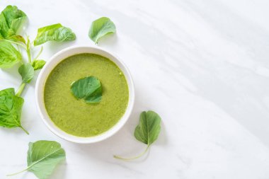 Ispanak çorba kasesi - sağlıklı gıda tarzı