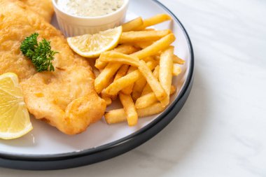 Balık ve patates kızartması. Sağlıksız yiyecekler.