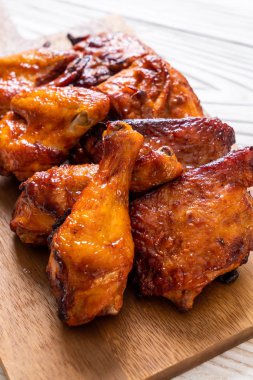 Masada ızgara ve ızgara tavuk.