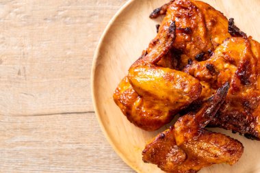 Masada ızgara ve ızgara tavuk.