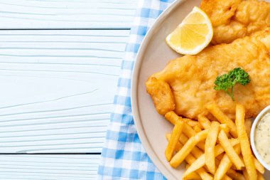 Balık ve patates kızartması. Sağlıksız yiyecekler.
