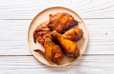 Masada ızgara ve ızgara tavuk.