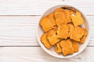 tost sarımsak ekmek plaka üzerinde