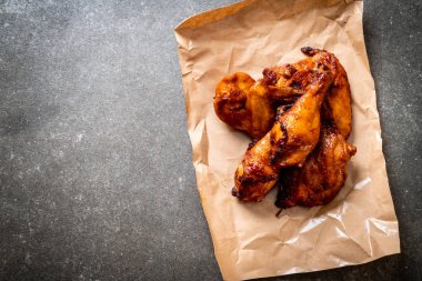 Masada ızgara ve ızgara tavuk.