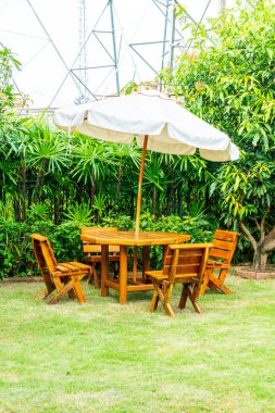 boş ahşap açık veranda masa ve sandalye dekorasyon ev bahçe