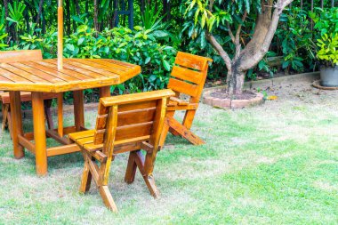 boş ahşap açık veranda masa ve sandalye dekorasyon ev bahçe