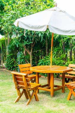 boş ahşap açık veranda masa ve sandalye dekorasyon ev bahçe