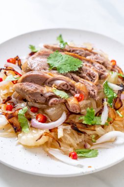 Kızarmış ördek - füzyon gıda tarzı ile pamelo baharatlı salata