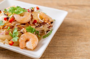 karides ve karidesli baharatlı pamelo salatası. Füzyon yiyecek tarzı.