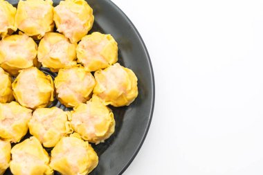 Karides Çince buğulanmış beyaz arka plan üzerinde izole hamur tatlısı