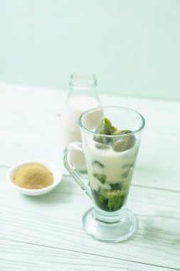 Matcha yeşil çay buzlu cam sütlü
