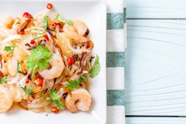 karides ve karidesli baharatlı pamelo salatası. Füzyon yiyecek tarzı.